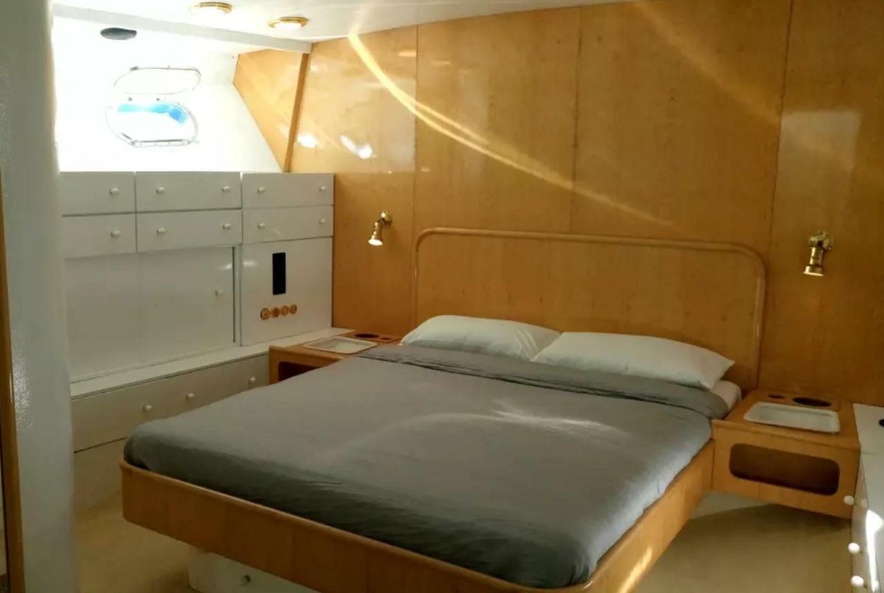Your Own Private Yacht Hotel Sant Adrià de Besòs Eksteriør billede